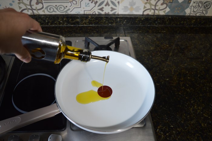 preparing pan with olive oil